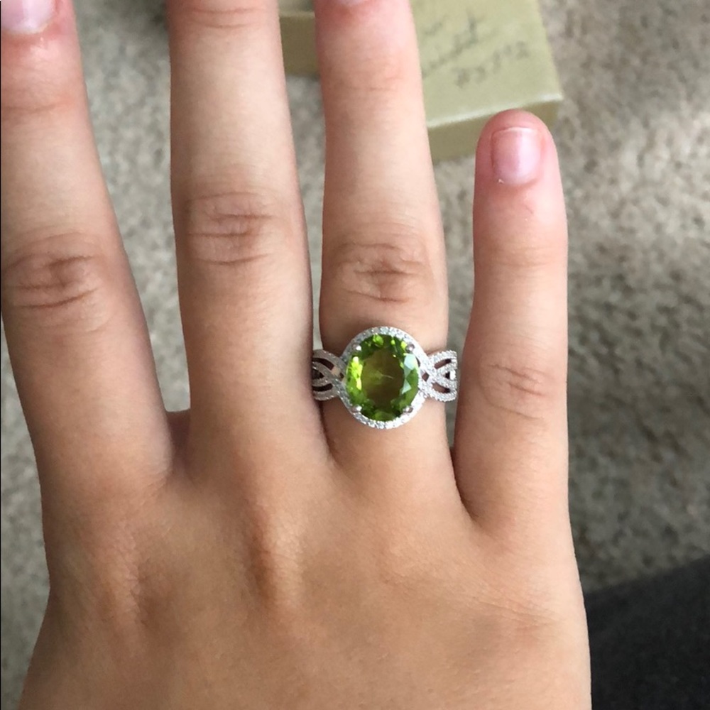 Genuine 925 silver Sz 8 peridot ring. Beautiful!!